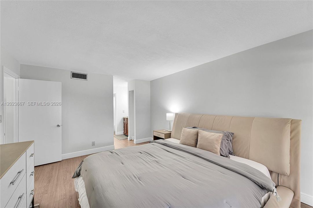 For Sale: $137,500 (1 beds, 1 baths, 800 Square Feet)