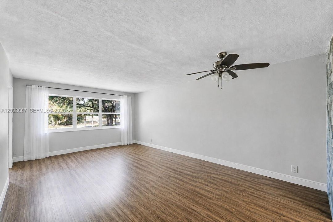 For Sale: $137,500 (1 beds, 1 baths, 800 Square Feet)