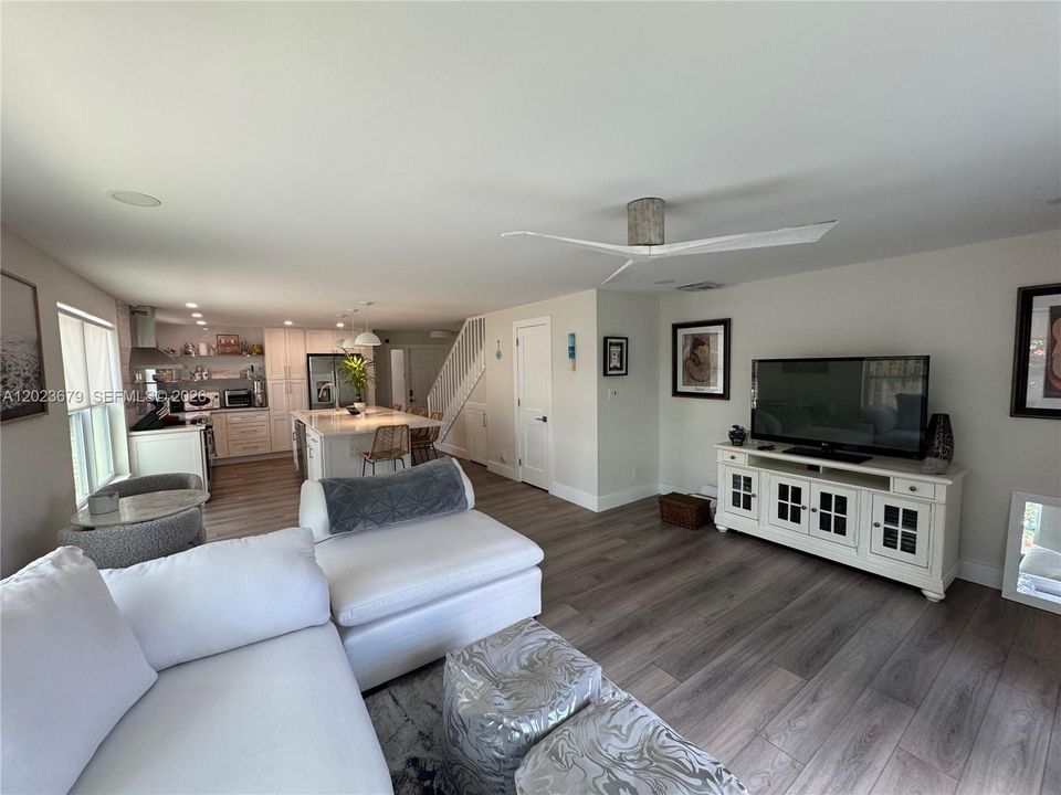 For Sale: $650,000 (2 beds, 2 baths, 1188 Square Feet)