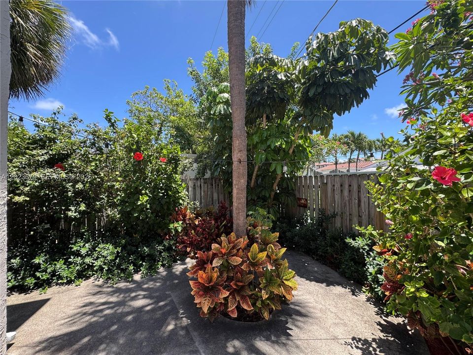 For Sale: $650,000 (2 beds, 2 baths, 1188 Square Feet)