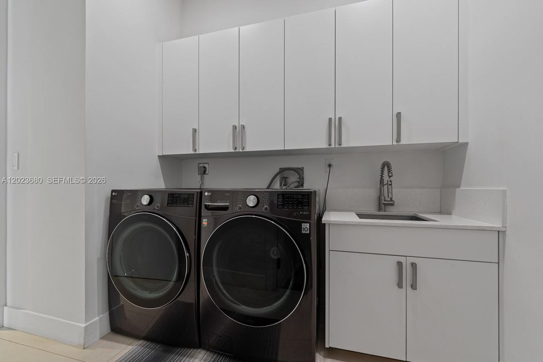Activo con contrato: $1,995,000 (6 camas, 4 baños, 3548 Pies cuadrados)