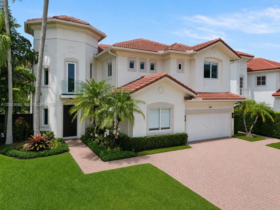 Activo con contrato: $1,995,000 (6 camas, 4 baños, 3548 Pies cuadrados)