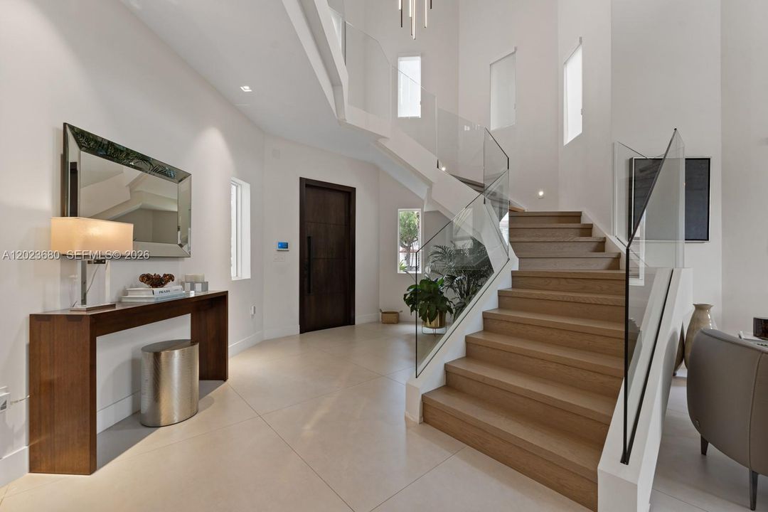 Activo con contrato: $1,995,000 (6 camas, 4 baños, 3548 Pies cuadrados)