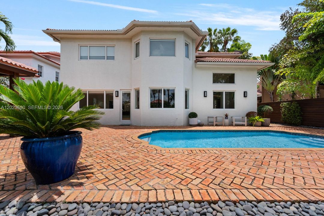 Activo con contrato: $1,995,000 (6 camas, 4 baños, 3548 Pies cuadrados)