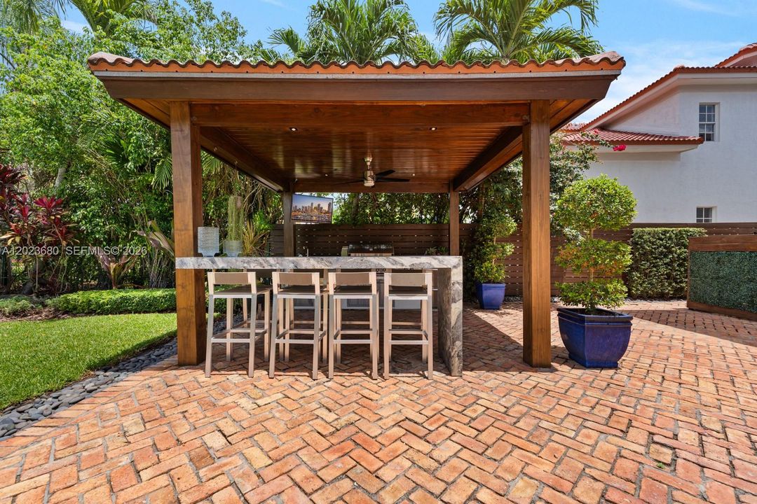 Activo con contrato: $1,995,000 (6 camas, 4 baños, 3548 Pies cuadrados)