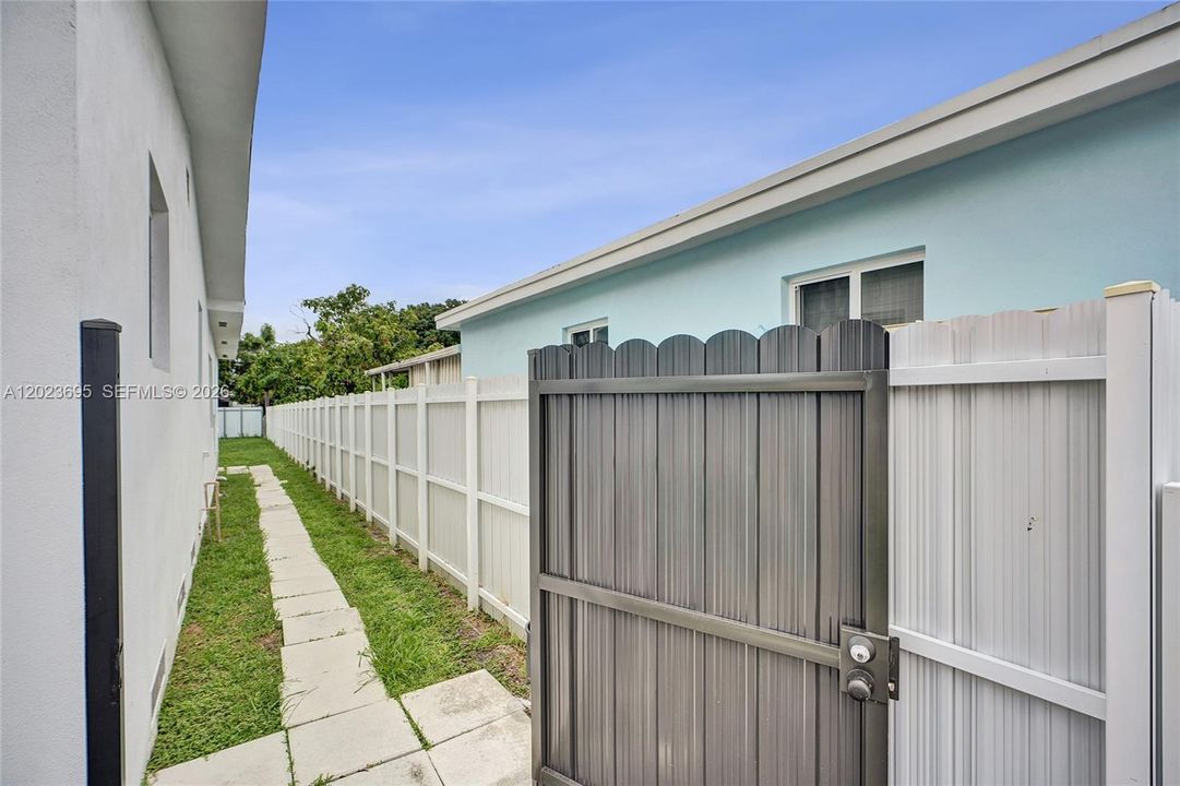 Entrance/Side Gate
