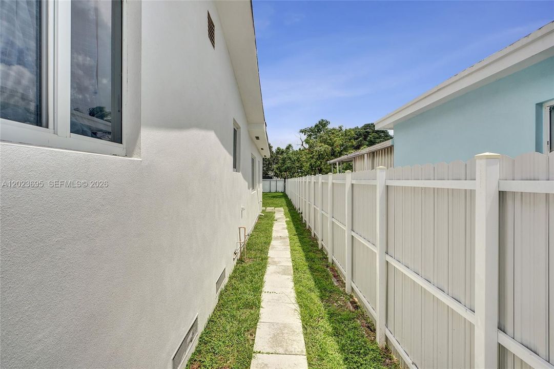 Active With Contract: $1,400 (1 beds, 1 baths, 0 Square Feet)