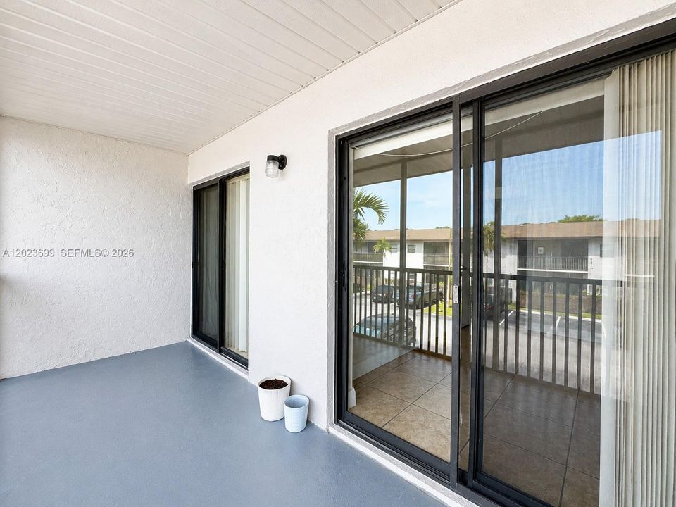 Active With Contract: $1,900 (2 beds, 2 baths, 940 Square Feet)