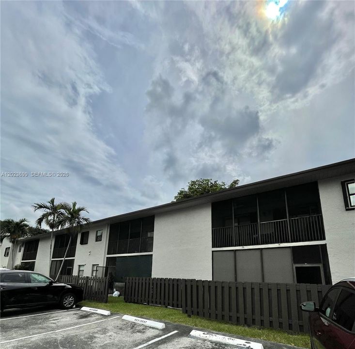 For Rent: $2,200 (2 beds, 2 baths, 940 Square Feet)