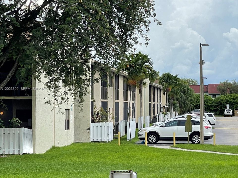 For Rent: $2,200 (2 beds, 2 baths, 940 Square Feet)