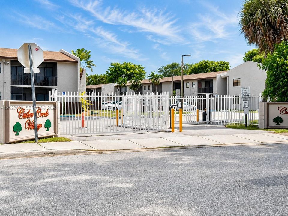 Active With Contract: $1,900 (2 beds, 2 baths, 940 Square Feet)