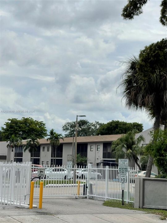 For Rent: $2,200 (2 beds, 2 baths, 940 Square Feet)