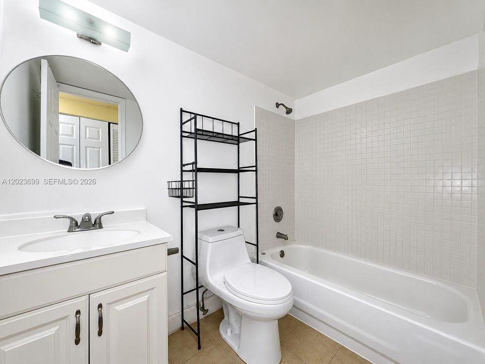 Active With Contract: $1,900 (2 beds, 2 baths, 940 Square Feet)