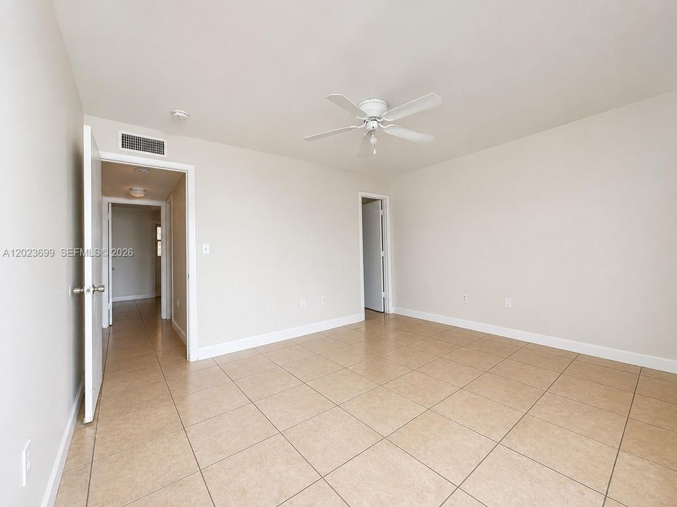 Active With Contract: $1,900 (2 beds, 2 baths, 940 Square Feet)