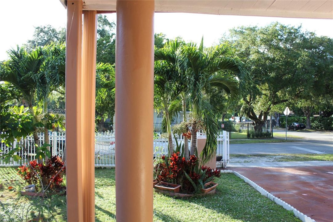 For Sale: $850,000 (4 beds, 3 baths, 1570 Square Feet)