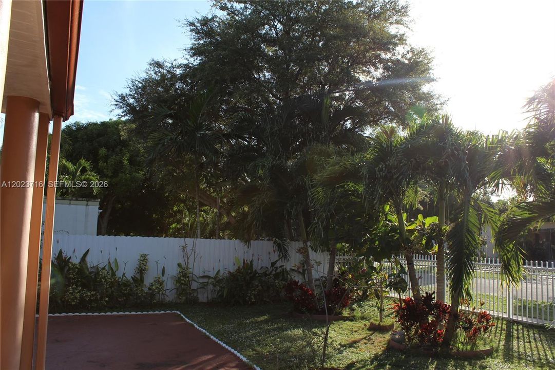 For Sale: $850,000 (4 beds, 3 baths, 1570 Square Feet)