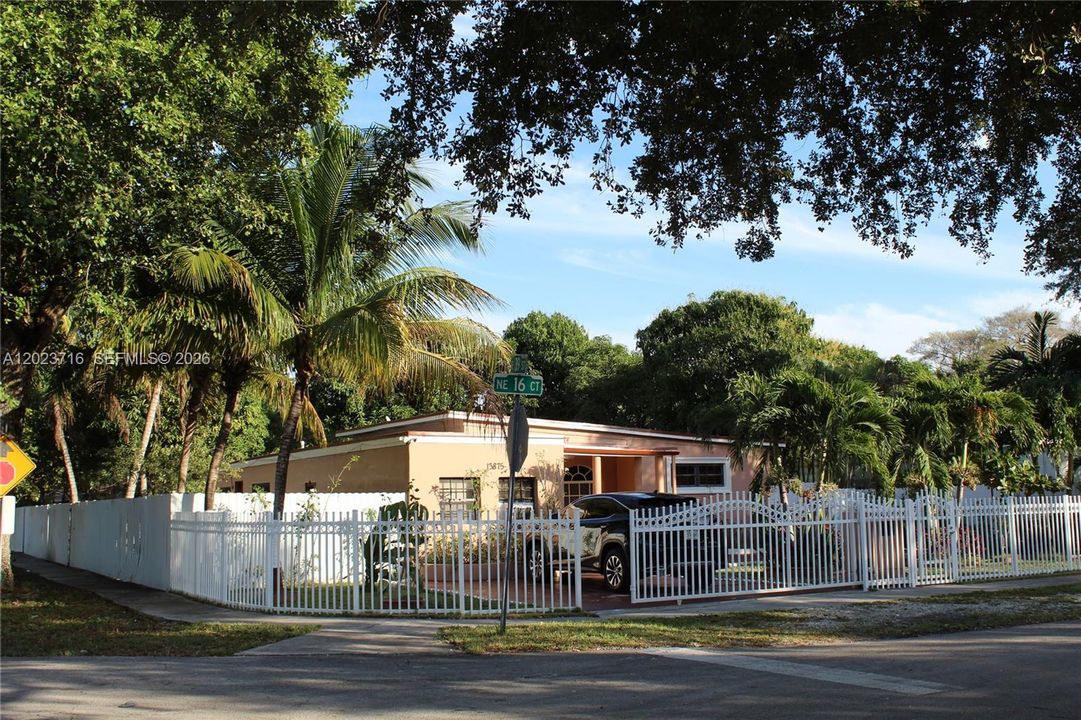 For Sale: $850,000 (4 beds, 3 baths, 1570 Square Feet)