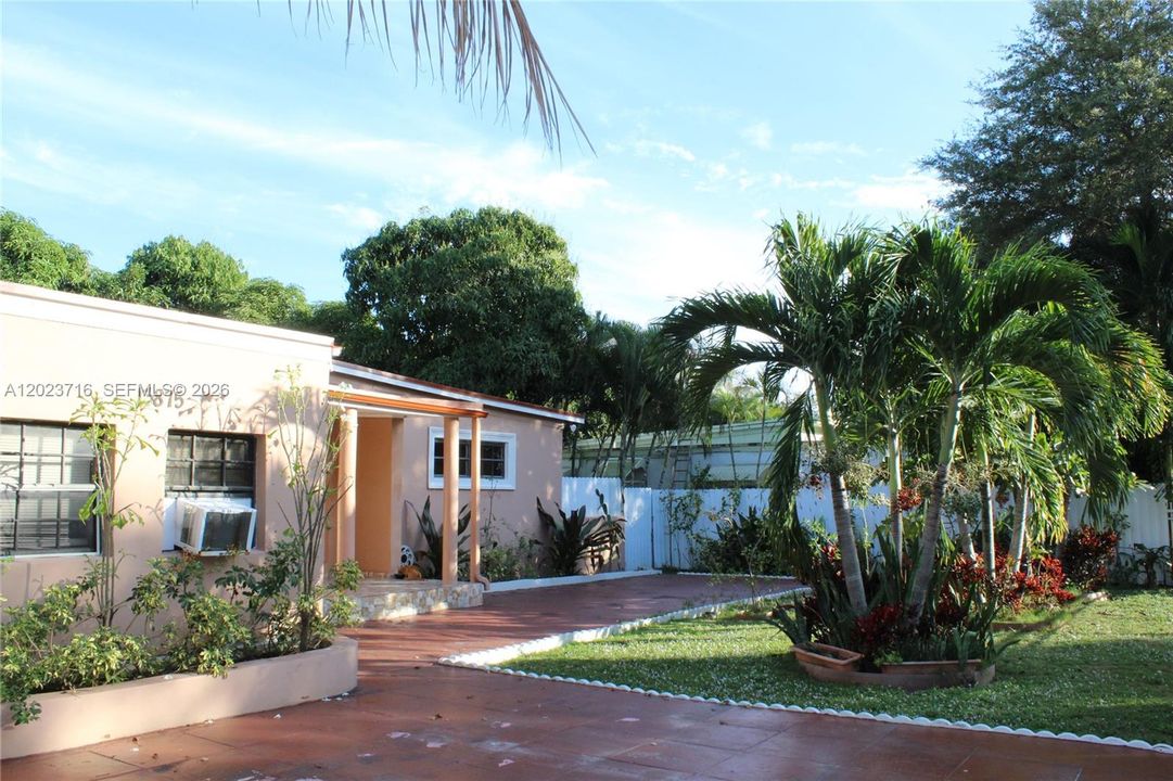 For Sale: $850,000 (4 beds, 3 baths, 1570 Square Feet)