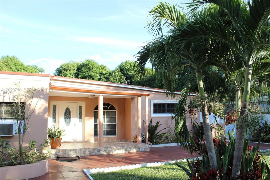 For Sale: $850,000 (4 beds, 3 baths, 1570 Square Feet)