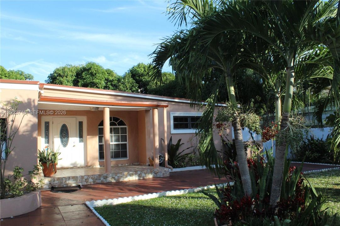 For Sale: $850,000 (4 beds, 3 baths, 1570 Square Feet)