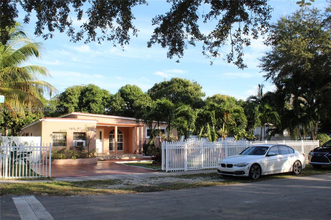For Sale: $850,000 (4 beds, 3 baths, 1570 Square Feet)