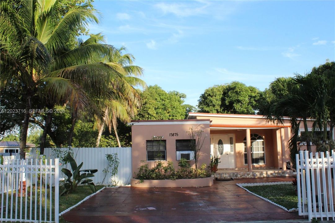 For Sale: $850,000 (4 beds, 3 baths, 1570 Square Feet)