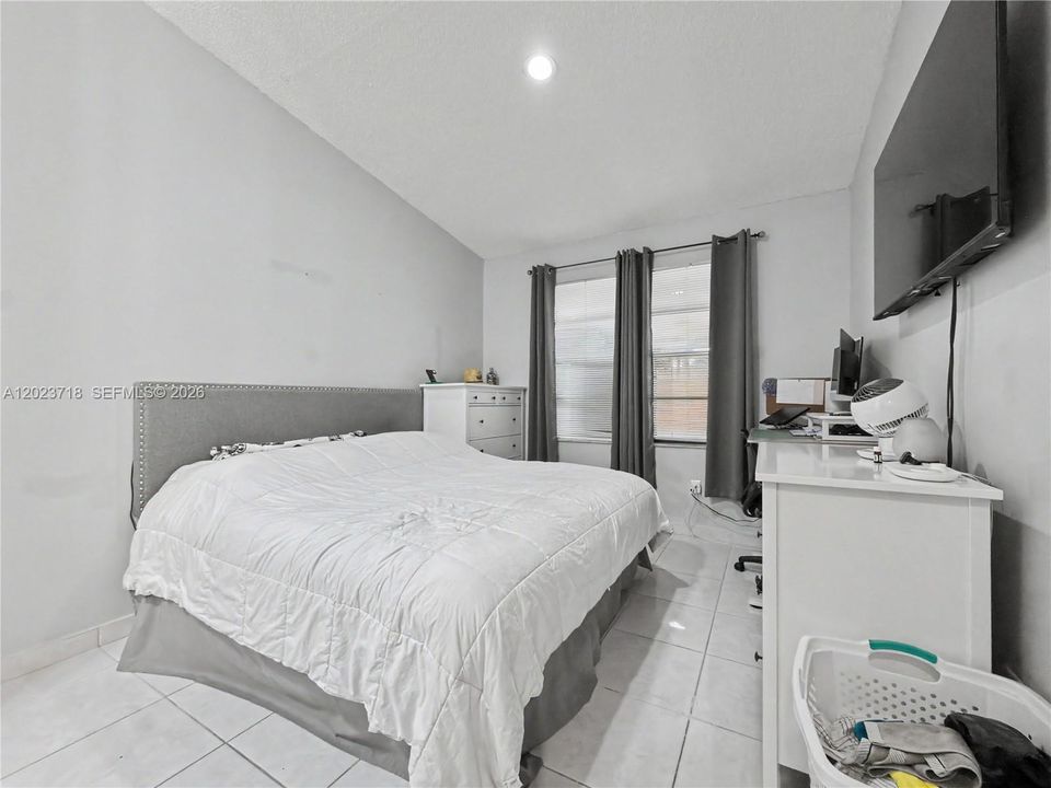 合同活跃: $425,000 (2 贝兹, 2 浴室, 1032 平方英尺)