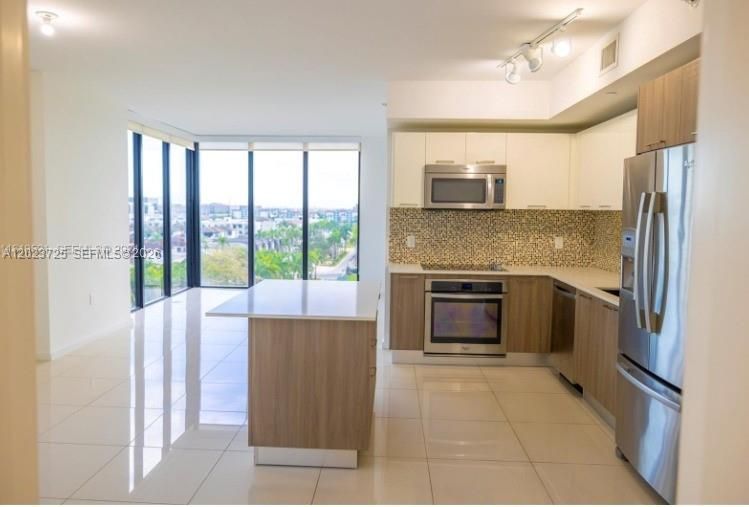 For Sale: $539,000 (2 beds, 2 baths, 1067 Square Feet)