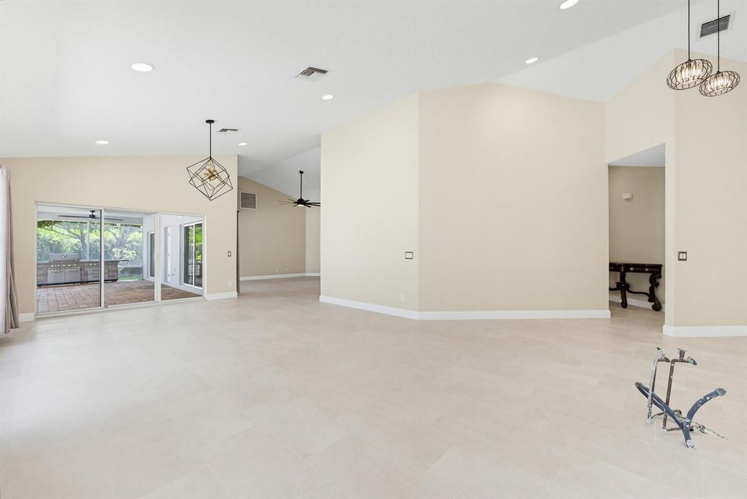 living room/dinning area/kitchen area