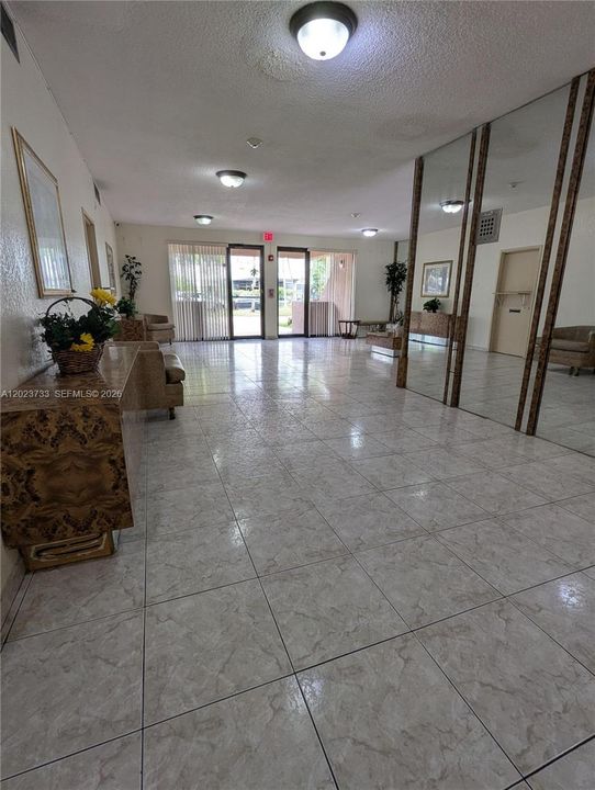 For Rent: $1,550 (1 beds, 1 baths, 717 Square Feet)