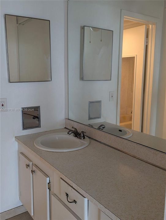 For Rent: $1,550 (1 beds, 1 baths, 717 Square Feet)