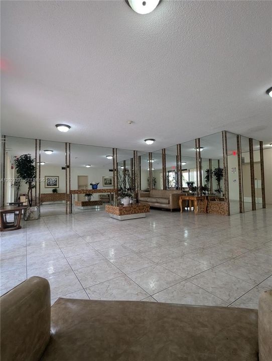 For Rent: $1,550 (1 beds, 1 baths, 717 Square Feet)