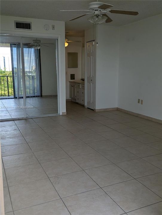 For Rent: $1,550 (1 beds, 1 baths, 717 Square Feet)