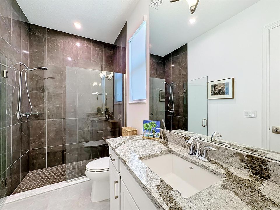 8596 SW Felicita Junior Suite Shower