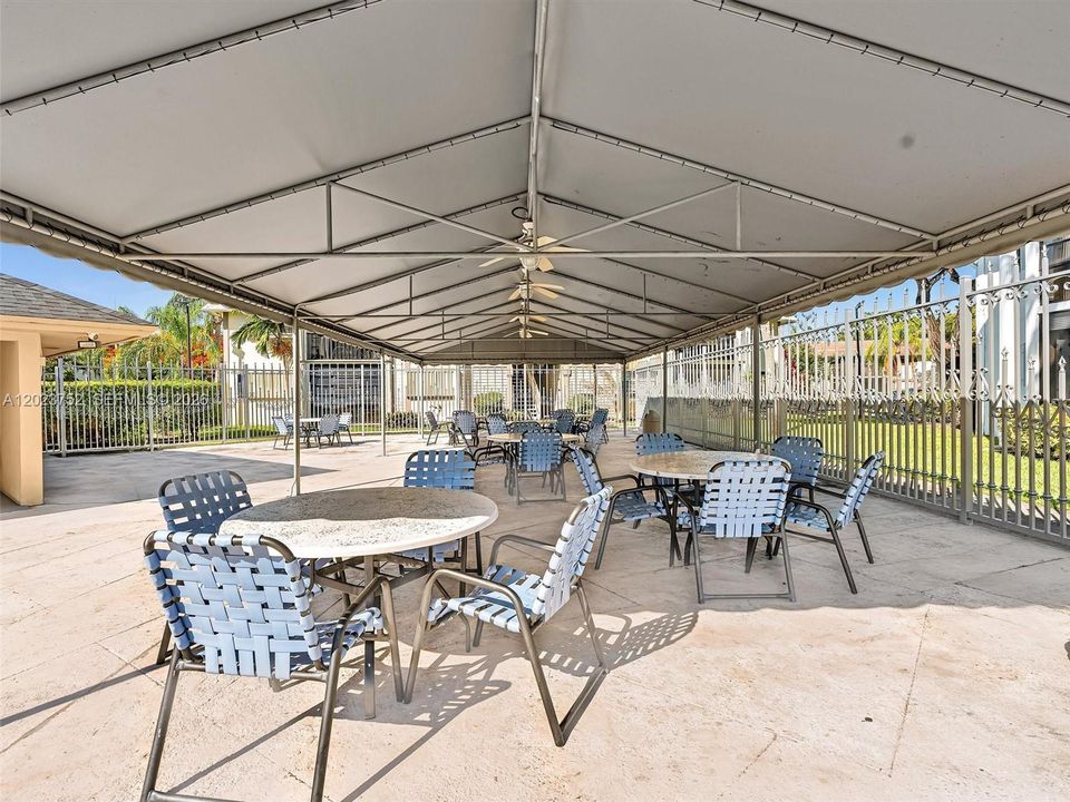 En Venta: $199,700 (2 camas, 2 baños, 835 Pies cuadrados)