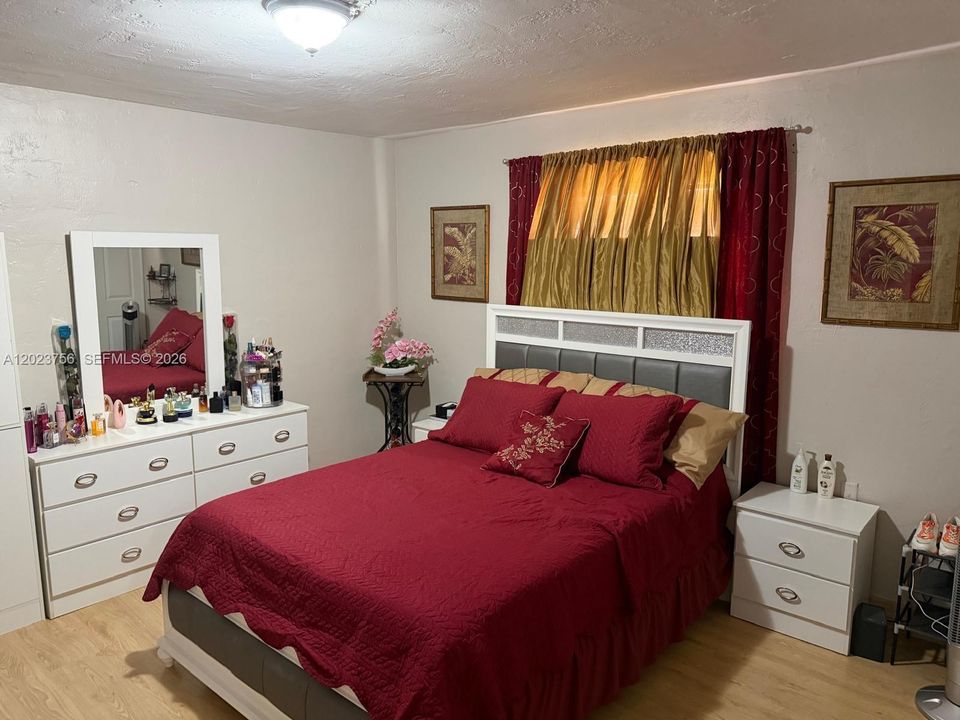 For Sale: $210,000 (1 beds, 1 baths, 629 Square Feet)