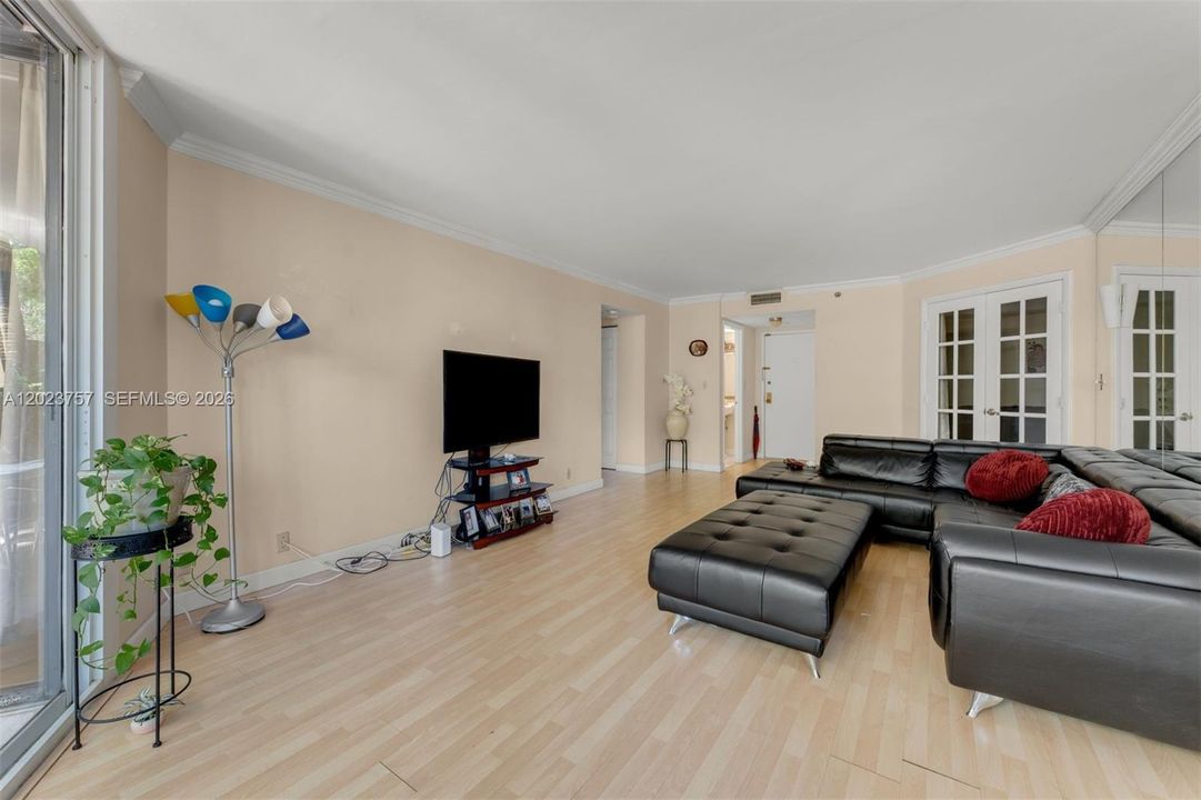 For Rent: $3,900 (1 beds, 1 baths, 1200 Square Feet)