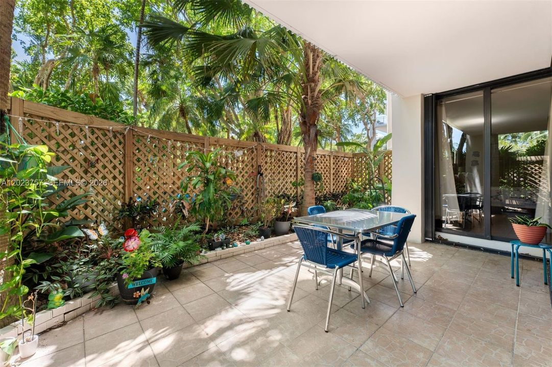 For Rent: $3,900 (1 beds, 1 baths, 1200 Square Feet)