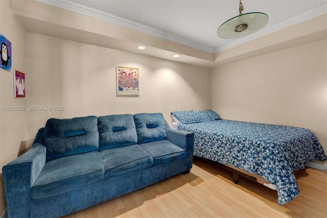 For Rent: $3,900 (1 beds, 1 baths, 1200 Square Feet)