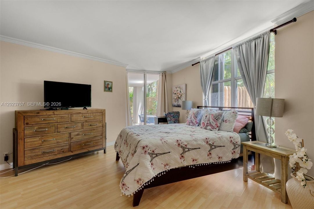 For Rent: $3,900 (1 beds, 1 baths, 1200 Square Feet)