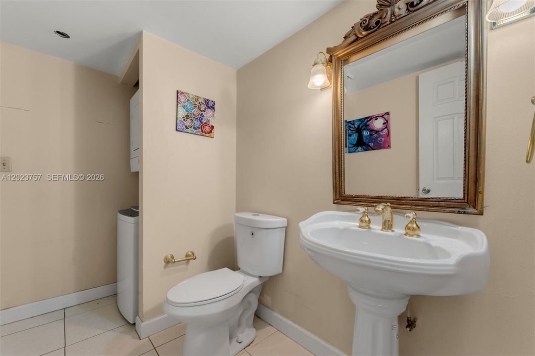 For Rent: $3,900 (1 beds, 1 baths, 1200 Square Feet)