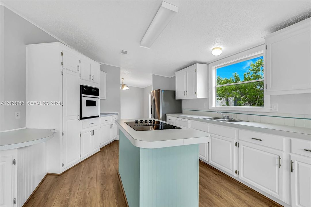 For Sale: $280,000 (3 beds, 2 baths, 1690 Square Feet)