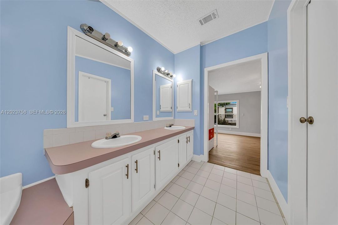 For Sale: $280,000 (3 beds, 2 baths, 1690 Square Feet)