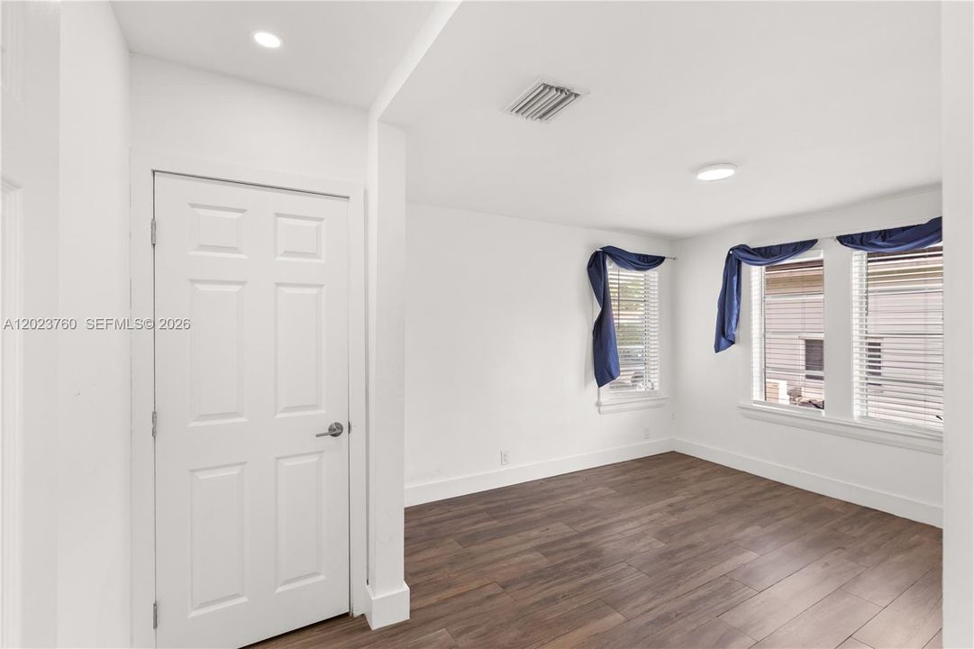 For Sale: $998,000 (2 beds, 1 baths, 1069 Square Feet)