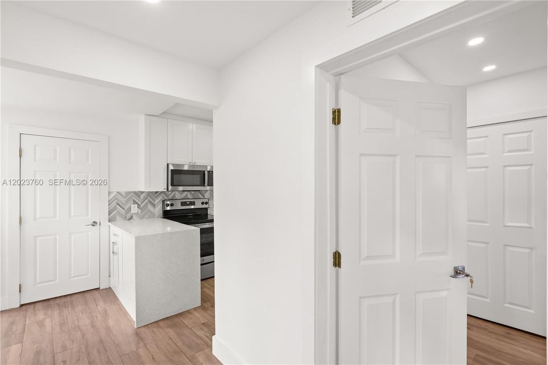 For Sale: $998,000 (2 beds, 1 baths, 1069 Square Feet)