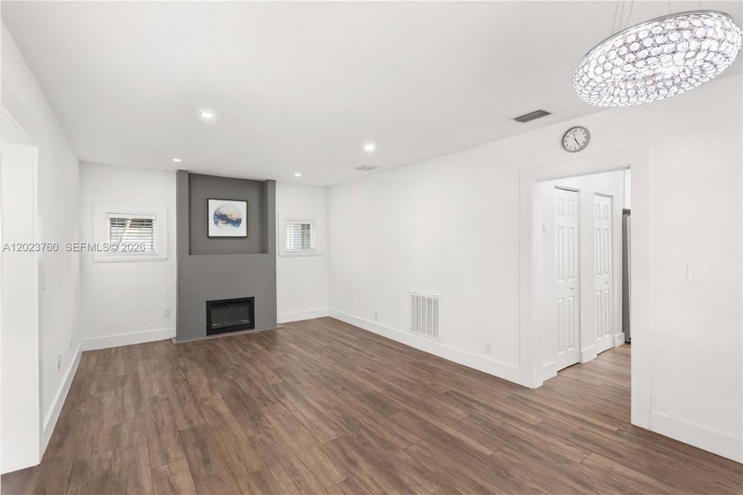 For Sale: $998,000 (2 beds, 1 baths, 1069 Square Feet)