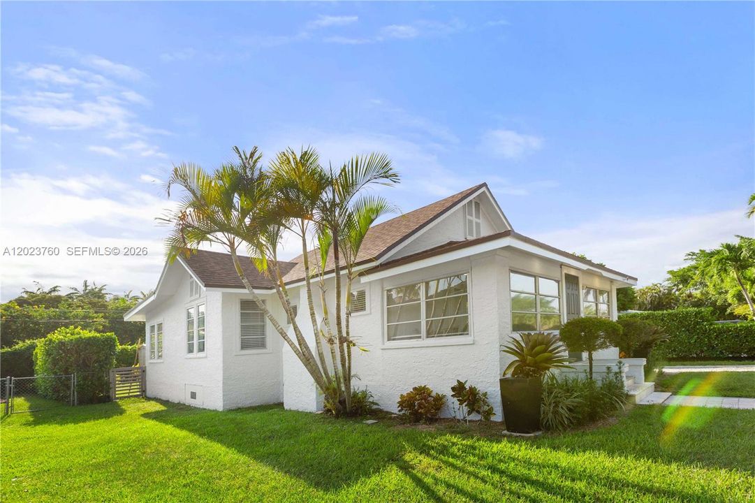 For Sale: $998,000 (2 beds, 1 baths, 1069 Square Feet)