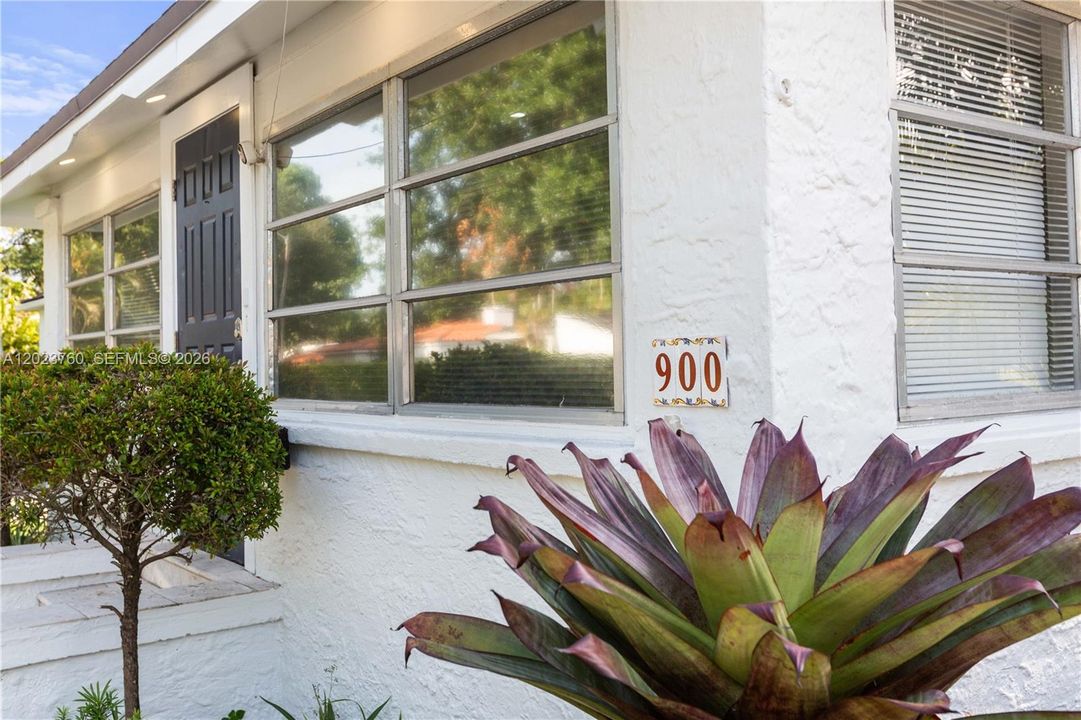 For Sale: $998,000 (2 beds, 1 baths, 1069 Square Feet)