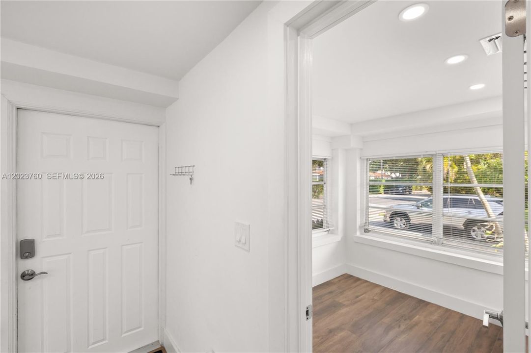 For Sale: $998,000 (2 beds, 1 baths, 1069 Square Feet)