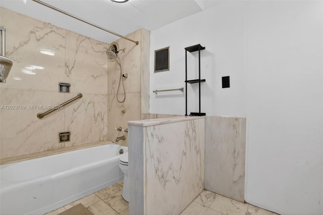 En Venta: $649,000 (2 camas, 2 baños, 1272 Pies cuadrados)